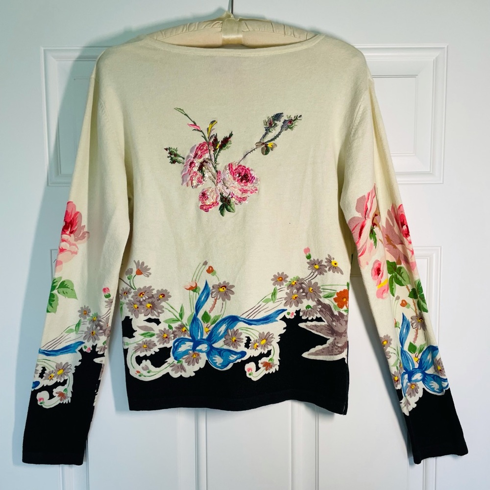 Floral and vintage looking women’s elegant sweater - Picture 2 of 3